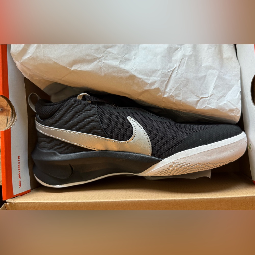 NIKETEAM HUSTLE D 10 (GS)
BLACK/METALLIC SILVER-Boys size 7Y